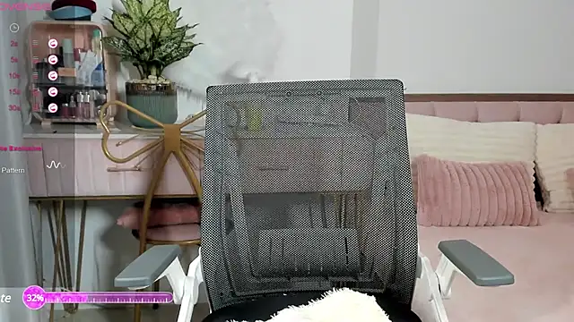  Joliie  online show from February 15, 2025, 8:01 pm