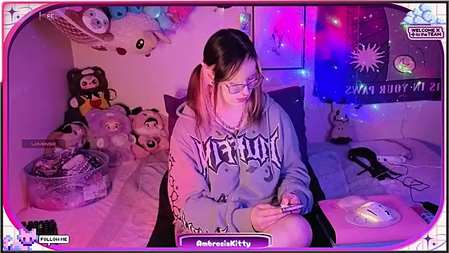 Snapshot of AmbrosiaKitty chatting on May 21, 2026, 10:44 am AmbrosiaKitty online show from May 21, 2026, 10:44 am