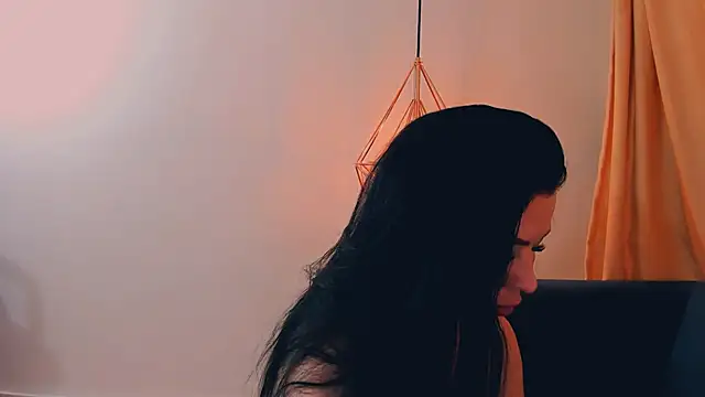 LayaFlow online show from March 10, 2026, 8:25 pm