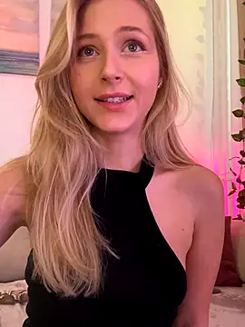 Snapshot of LunaRase chatting on September 18, 2025, 11:23 am LunaRase online show from September 18, 2025, 11:23 am