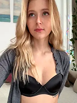 LunaRase online show from October 9, 2025, 8:45 am