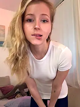 LunaRase online show from December 4, 2025, 10:57 am