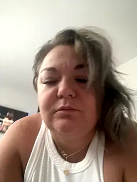 Snapshot of MikyVesela chatting on October 15, 2025, 7:41 am MikyVesela online show from October 15, 2025, 7:41 am