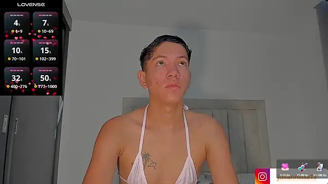 Snapshot of JulianRose_1 chatting on May 6, 2026, 11:37 am JulianRose 1 online show from May 6, 2026, 11:37 am