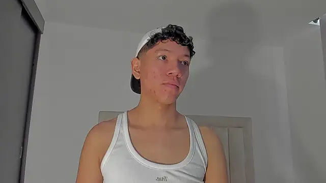 Snapshot of JulianRose_1 chatting on May 28, 2026, 1:08 pm JulianRose 1 online show from May 28, 2026, 1:08 pm