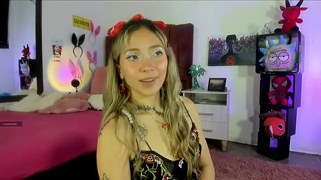 alisson zafiro  online show from February 3, 2025, 9:19 am