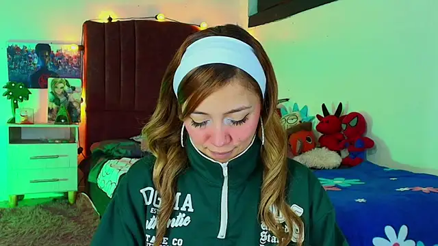 alisson zafiro  online show from October 18, 2025, 3:09 am