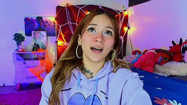 alisson zafiro  online show from October 22, 2025, 3:18 am