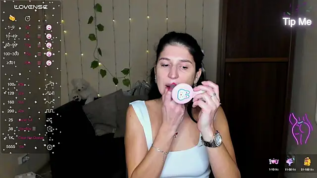 Alianna Solo Kisses online show from January 25, 2025, 12:26 pm