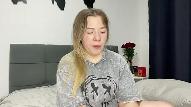 Snapshot of Embersweetbunny chatting on February 10, 2025, 6:45 pm Embersweetbunny online show from February 10, 2025, 6:45 pm