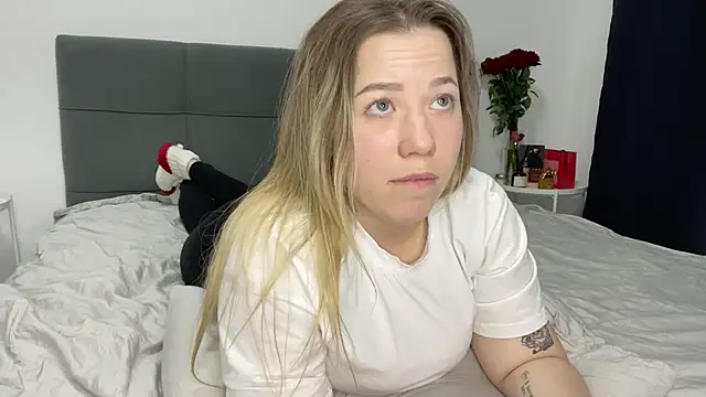 Snapshot of Embersweetbunny chatting on February 11, 2025, 10:07 pm Embersweetbunny online show from February 11, 2025, 10:07 pm
