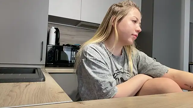 Embersweetbunny online show from November 18, 2025, 9:36 am