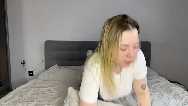 Embersweetbunny online show from December 17, 2025, 9:04 am