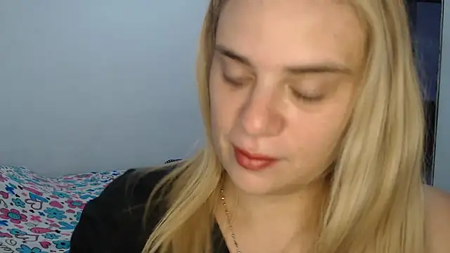 Snapshot of Elza_Blonde chatting on February 13, 2025, 2:20 pm Elza Blonde online show from February 13, 2025, 2:20 pm