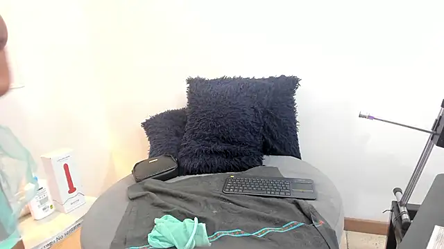 Lizzie Williams  online show from November 26, 2025, 3:18 am