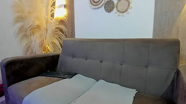 Lizzie Williams  online show from November 30, 2025, 3:21 am