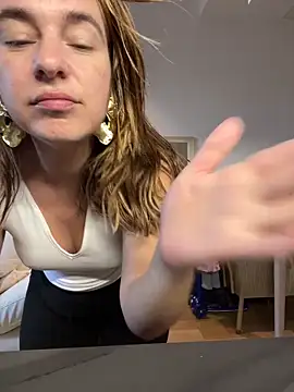 lyajoliee online show from April 17, 2026, 6:05 am