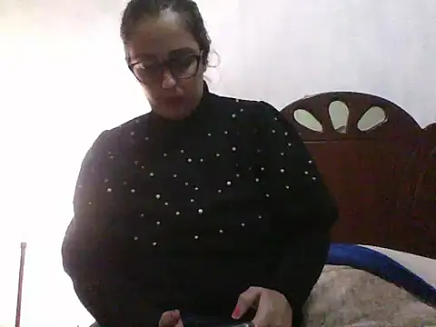 Snapshot of Samanthat33 chatting on January 5, 2025, 2:17 am Samanthat33 online show from January 5, 2025, 2:17 am