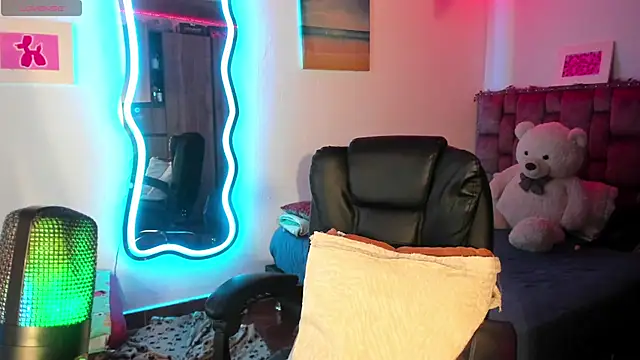 ladyrd1 online show from January 12, 2025, 9:08 am