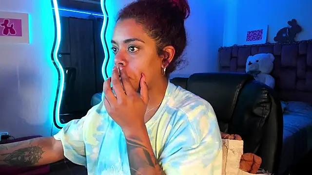 ladyrd1 online show from February 3, 2025, 7:07 am