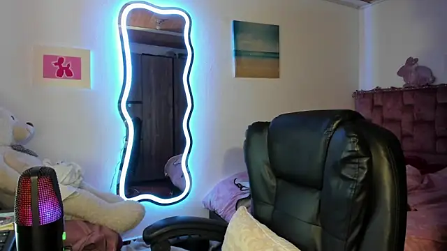 ladyrd1 online show from March 3, 2025, 7:43 am