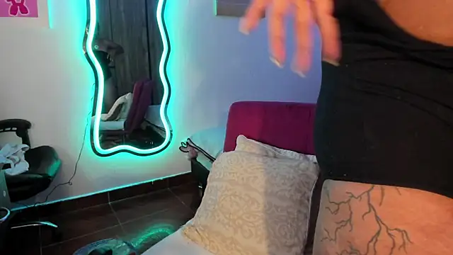 ladyrd1 online show from March 4, 2025, 6:47 am