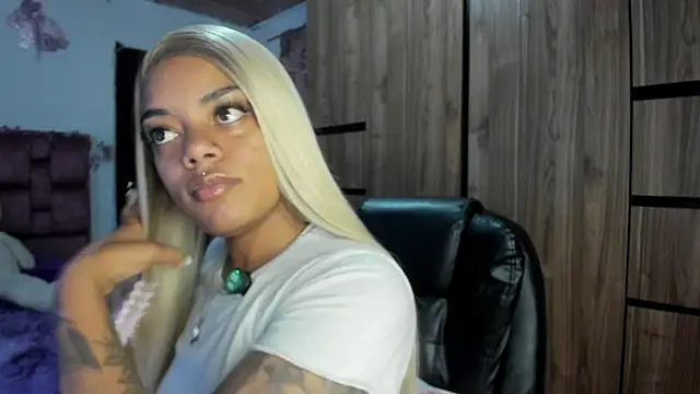 ladyrd1 online show from April 18, 2026, 12:47 am