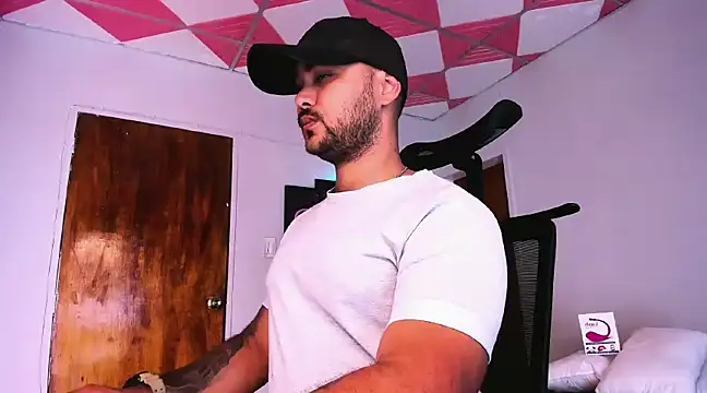 Snapshot of Sebas-hott chatting on December 18, 2024, 2:42 am Sebas-hott online show from December 18, 2024, 2:42 am