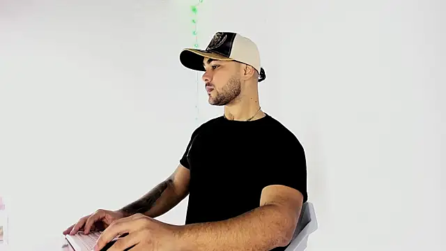 Snapshot of Sebas-hott chatting on September 9, 2025, 10:20 pm Sebas-hott online show from September 9, 2025, 10:20 pm