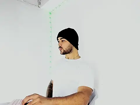 Snapshot of Sebas-hott chatting on September 19, 2025, 1:51 am Sebas-hott online show from September 19, 2025, 1:51 am