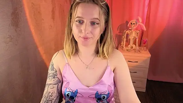 CuteLilyLove online show from April 28, 2026, 2:27 am