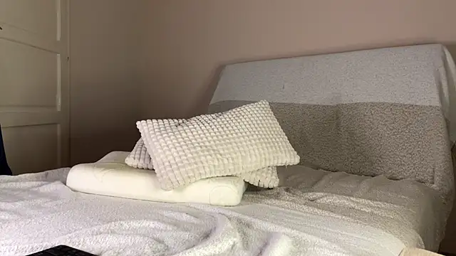 itsmaxxbaby  online show from April 16, 2026, 1:17 am