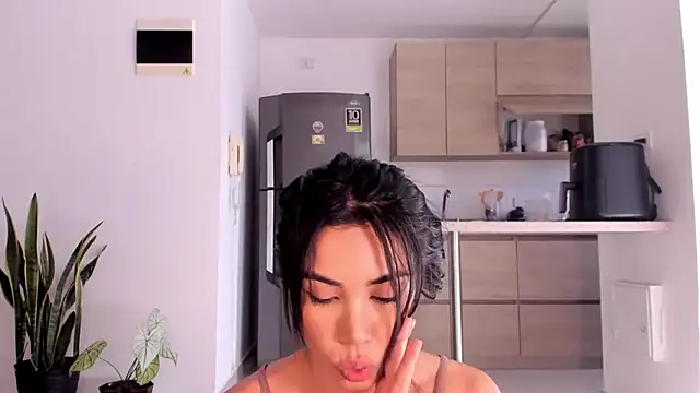 AnaHenao online show from December 14, 2025, 8:02 pm