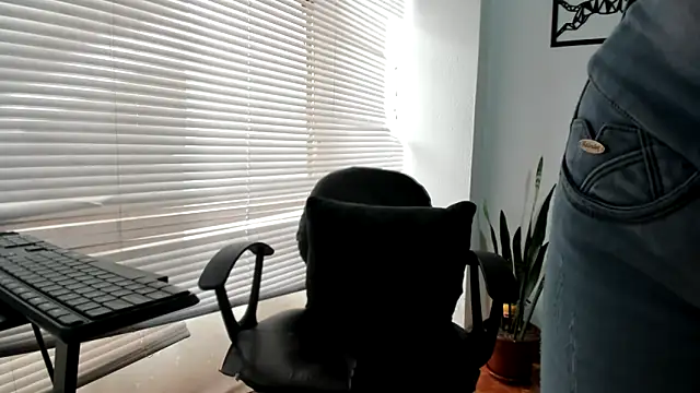 Snapshot of merlinaadams_ chatting on May 15, 2026, 1:51 pm merlinaadams online show from May 15, 2026, 1:51 pm
