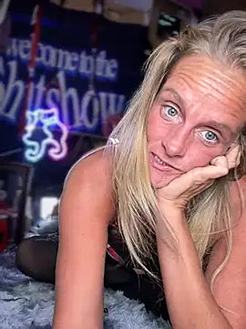 Snapshot of vixendoll87 chatting on December 23, 2024, 5:17 am vixendoll87 online show from December 23, 2024, 5:17 am