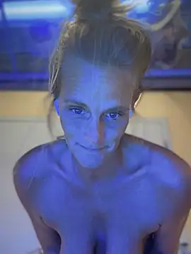 Snapshot of vixendoll87 chatting on February 24, 2025, 12:09 am vixendoll87 online show from February 24, 2025, 12:09 am