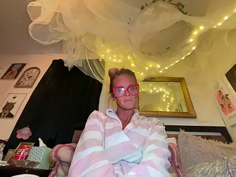 Snapshot of vixendoll87 chatting on March 3, 2025, 3:52 am vixendoll87 online show from March 3, 2025, 3:52 am