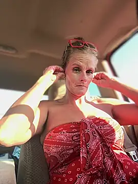 Snapshot of vixendoll87 chatting on March 12, 2025, 9:56 pm vixendoll87 online show from March 12, 2025, 9:56 pm