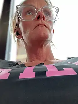 Snapshot of vixendoll87 chatting on March 19, 2025, 8:32 pm vixendoll87 online show from March 19, 2025, 8:32 pm