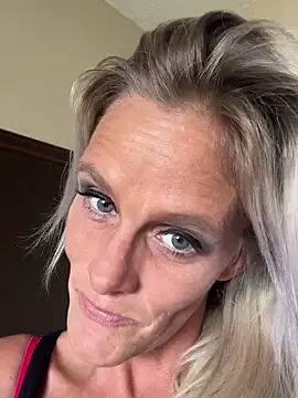 Snapshot of vixendoll87 chatting on September 15, 2025, 8:42 pm vixendoll87 online show from September 15, 2025, 8:42 pm