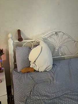 BeatriceTender online show from December 16, 2025, 4:50 am