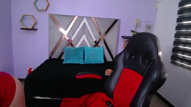 Anabella Thompson online show from October 16, 2025, 11:44 am