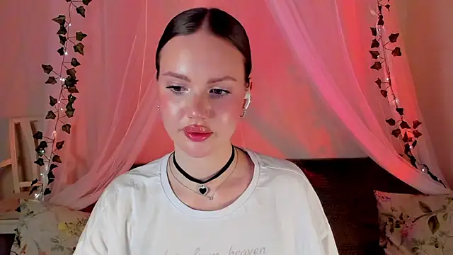 Snapshot of MishkaMe chatting on December 20, 2024, 6:35 pm MishkaMe online show from December 20, 2024, 6:35 pm