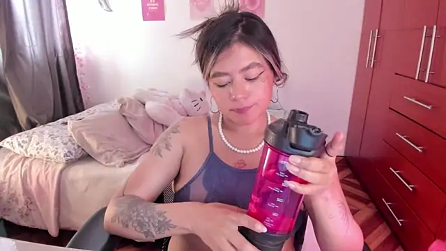 StephaniFox online show from December 1, 2025, 7:52 pm