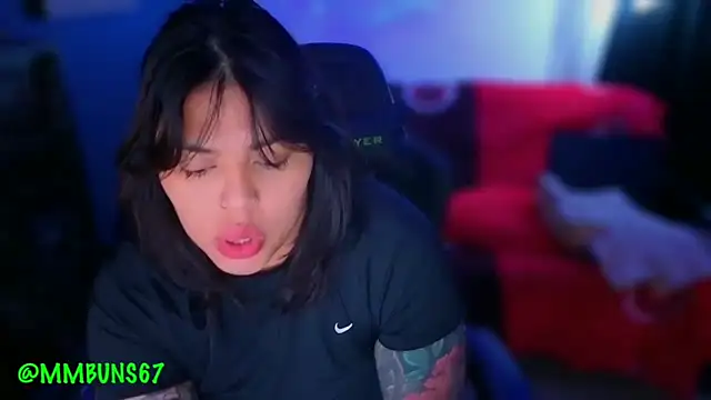 Snapshot of miacanela_xo chatting on November 19, 2025, 12:32 am miacanela xo online show from November 19, 2025, 12:32 am