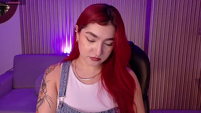 ViolettCastel online show from November 5, 2025, 7:14 pm