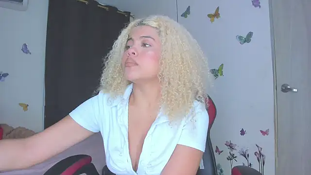 sofiacastillo01 online show from January 13, 2026, 1:27 pm