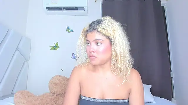 Snapshot of sofiacastillo01 chatting on February 23, 2026, 12:52 am sofiacastillo01 online show from February 23, 2026, 12:52 am