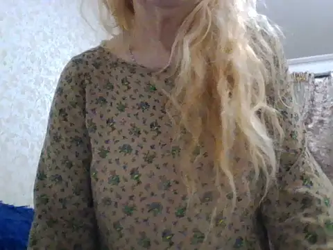 CarlyTreat online show from December 1, 2025, 3:06 pm