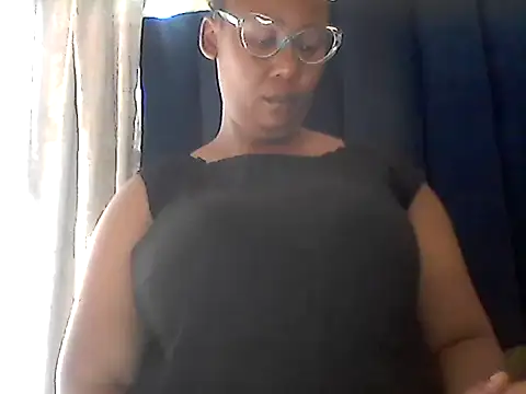 Snapshot of NippleMilkXx chatting on October 14, 2025, 6:36 am NippleMilkXx online show from October 14, 2025, 6:36 am